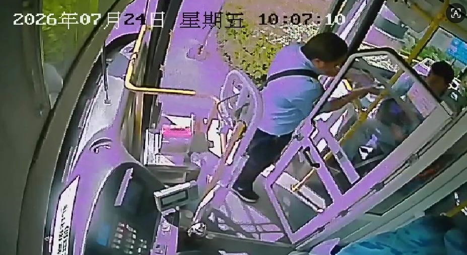 王红专程去超市买来矿泉水给陶先生